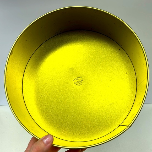 Vintage large 10.5”  lidded tin marked  “Guildcraft” NewYork USA - Picture 5 of 9